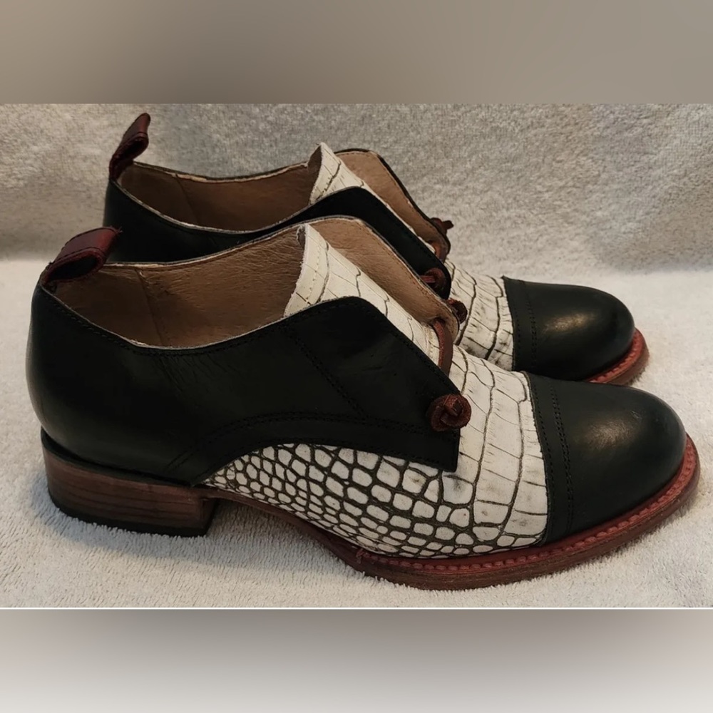 FREEBIRD BY STEVEN MABEL BLACK & WHITE LEATHER CROC OXFORD “SADDLE” SHOES - SZ 9